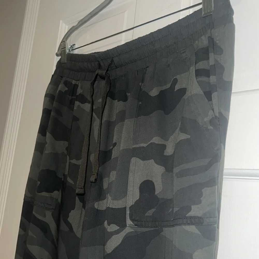 Splendid Woven Camo Green Lightweight Jogger Pants Size Large - Picture 7 of 12